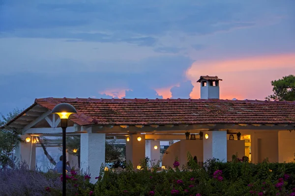 Kaunis Auringonlasku Yli Klassisen Laatta Katto Välimeren Ravintola Meren Rannalla — kuvapankkivalokuva