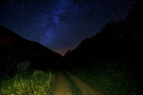 Порожній Грунтовій Дорозі Вночі Під Зоряного Неба Галактики Чумацький Шлях — стокове фото