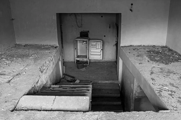 Apocalyptic Interior Abandoned House Very Old Rusted Fridge Opened Door — Stock Photo, Image