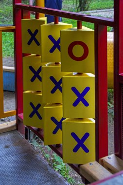 Kırmızı çerçeve Bahçesi arka plan üzerinde kırmızı sıfır ve oyun Tic Tac Toe için Mavi Haç ile parlak sarı üçgen prizmalar bulunmaktadır