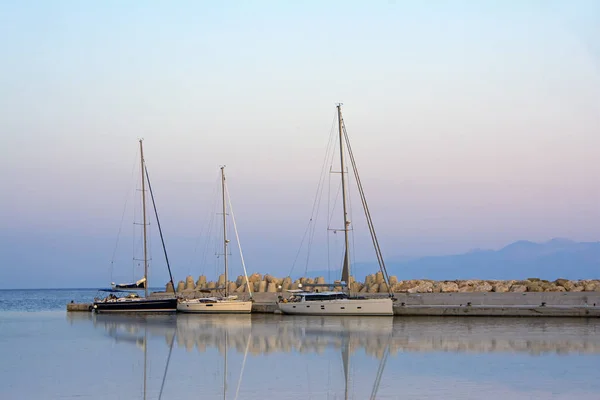 停泊在 Ereikoussa 港的豪华游艇反映在平静的水中 美丽的日出在海在风景如画的地中海 Ereikoussa 海岛在希腊 — 图库照片