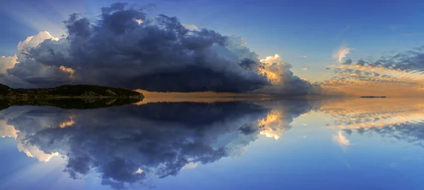 Gran Panorama Con Hermoso Amanecer Sobre Mar Pintoresca Isla Mediterránea — Foto de Stock