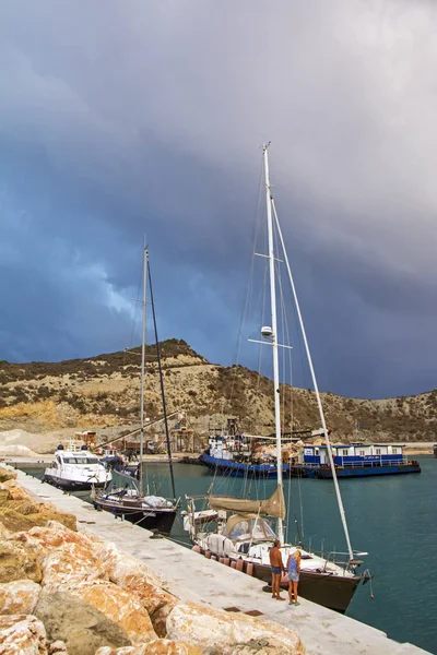 Ερεικούσσα Ελλάδα Σεπτεμβρίου 2017 Πολυτελή Γιοτ Αγκυροβολημένο Στο Λιμάνι Ερεικούσσα — Φωτογραφία Αρχείου