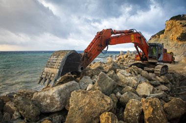 Büyük tarak ağır kayalar Ereikoussa Adası Yunanistan limanda deniz yoluyla kazma. Karadan denize fetih kavramı