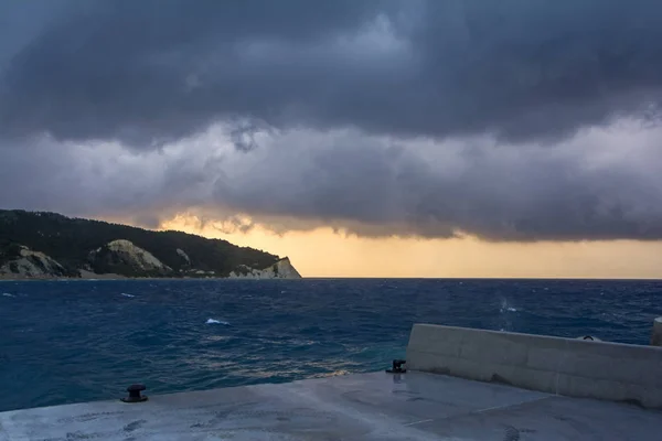 Silhouette Falaise Sombre Avec Des Arbres Verts Sur Fond Nuages — Photo