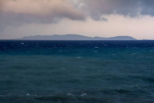 Silueta Misterioasă Insulei Corfu Orizont Valuri Marine Albastre Sub Norii — Fotografie, imagine de stoc