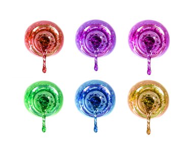 Beyaz arka plan üzerinde izole bir şişe farklı tırnak cilaları gelin teli ile topluluğu döktü. Önden görünüm