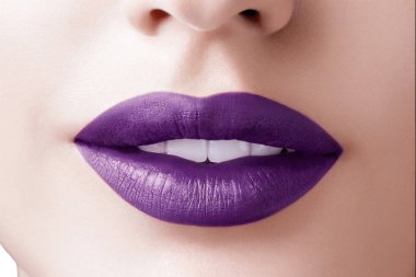 Güzel makyaj glamour mor parlak dudak, sağlık ve güzellik kavramı kozmetik ve kadın iş moda bağlı olarak çekici bir güzel kadın yüzünde ruj