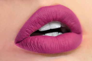 Güzel makyaj glamour pembe dostum dudak, sağlık ve güzellik kavramı kozmetik ve kadın iş moda bağlı olarak çekici bir güzel kadın yüzünde ruj
