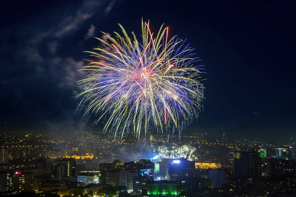 예레반 아르메니아에서 공화국 광장의 하늘에 화려한 불꽃놀이 2018 기념일의 예레반 — 스톡 사진