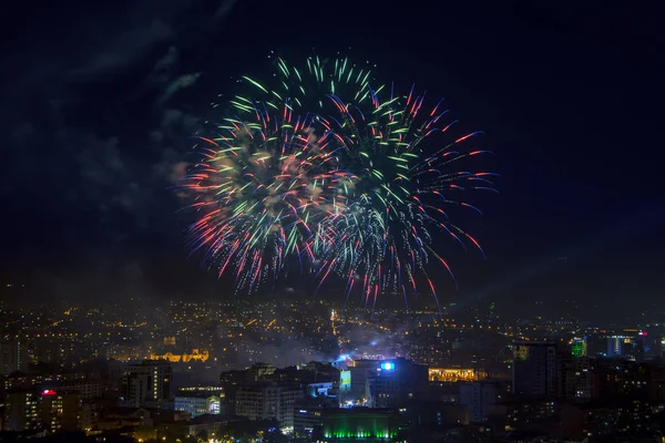 Fuochi Artificio Colorati Sul Cielo Notturno Erevan Piazza Della Repubblica — Foto Stock