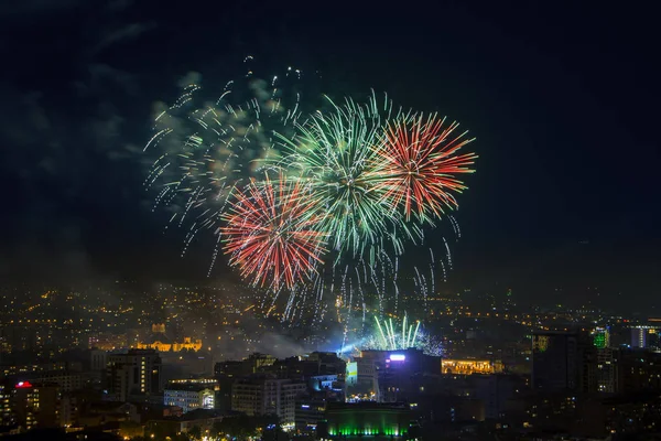 예레반 아르메니아에서 공화국 광장의 하늘에 화려한 불꽃놀이 2018 기념일의 예레반 — 스톡 사진