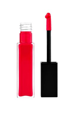 Tek parlak koyu kırmızı ruj beyaz arka plan üzerinde izole fırça ile açıldı