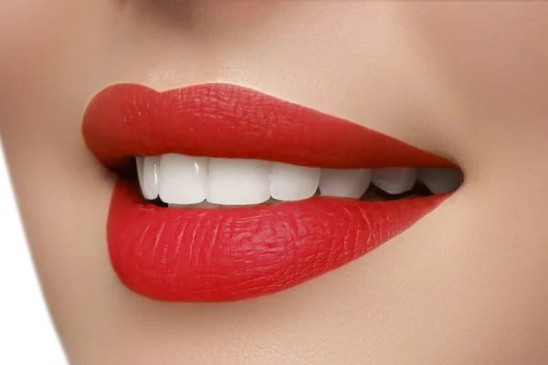 Hermoso Maquillaje Glamour Coral Labios Rojos Lápiz Labial Cara Una — Foto de Stock