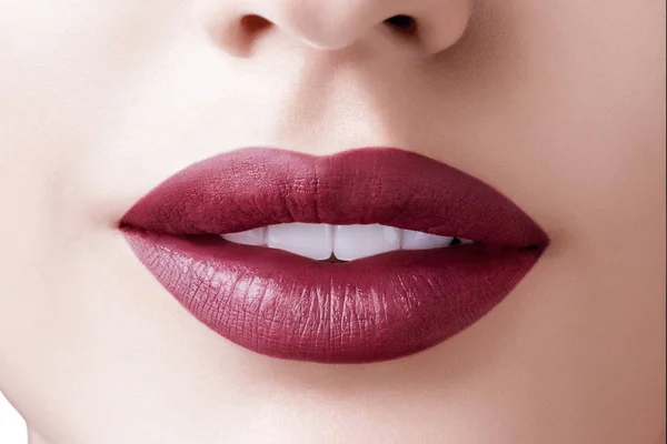 Wunderschönes Make Aus Glamour Lippen Lippenstift Auf Dem Gesicht Einer — Stockfoto