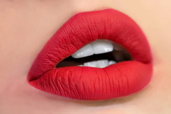 Hermoso Maquillaje Glamour Coral Labios Rojos Lápiz Labial Cara Una — Foto de Stock