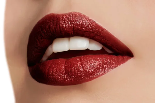Gyönyörű Alkotják Glamour Bor Vörös Ajkak Rúzs Arca Vonzó Gyönyörű — Stock Fotó