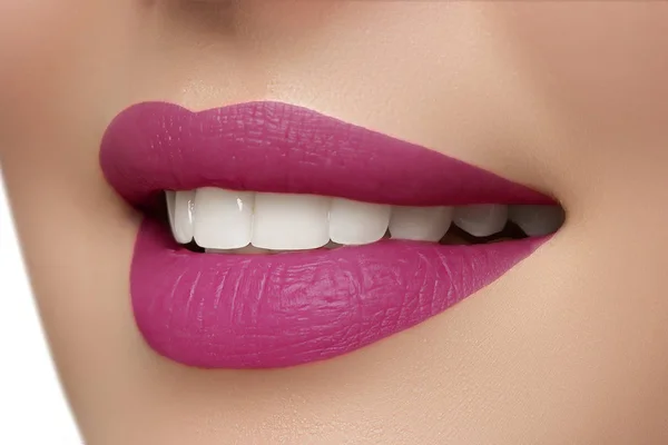 Bellissimo Trucco Glamour Labbra Rosa Rossetto Sul Viso Una Bella — Foto Stock