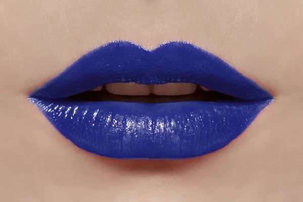 美丽的迷人的蓝色嘴唇 口红在一个漂亮的女人脸上的美丽和健康的概念 与化妆品和女性商业时尚 — 图库照片