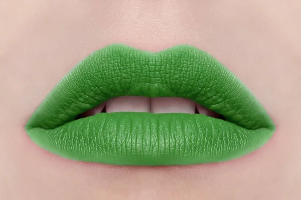 美丽的魅力 绿色的嘴唇 口红的脸上有吸引力的美丽的女人作为美容和健康的概念 有关化妆品和女性商业时尚 — 图库照片