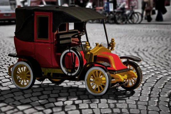 Vintage Clássico Vermelho Com Carro Preto Amarelo Rua Paralelepípedos Uma — Fotografia de Stock