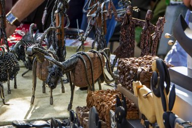 Orijinal metal hayvanlar el sanatları'ndeki ile arka plan bulanık. Ermeni gül tüf taştan yapılmış organları