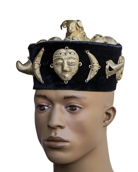 Модель Головы Манекена Африканской Традиционной Черной Шляпой Украшенной Золотыми Фигурками — стоковое фото