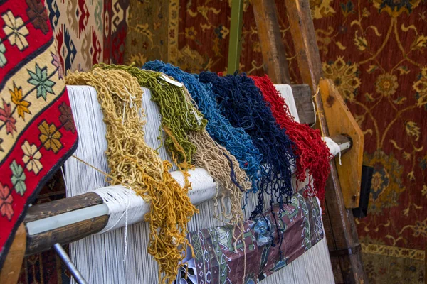 Farbenfrohe Traditionelle Armenische Teppiche Mit Unterschiedlich Farbigen Dicken Wollfasern Zur — Stockfoto