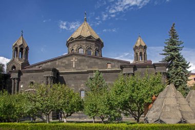 Yot Verk Kilisesi (yedi yarayı) olarak da bilinen kubbe ile Sourb Astvatsatsin (Aziz Meryem Ana) olan Vardanants Meydanı Gümrü, Ermenistan'ın 1988 yılında deprem sırasında acı