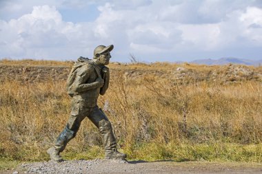 Gümrü, Ermenistan - 12 Ekim 2018: Ermenistan başbakanı Nikol Paşinyan bir bronz heykel o benim üvey başladığı Vanadzor-Gümrü yolu üzerinde 