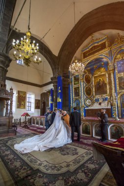 Gümrü, Ermenistan - 12 Ekim 2018: Ermeni geleneksel düğün töreni Yot Verk Sourb Astvatsatsin (Aziz Meryem Ana da bilinen Kilisesi (yedi yarayı))