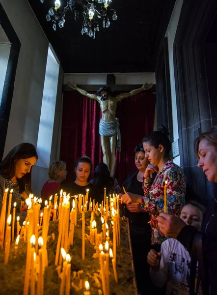亚美尼亚久姆里 2018年10月12日 耶稣基督被钉在教区居民之上的十字架和 Yot Verk 七种伤口 的蜡烛也被称为 Sourb Astvatsatsin 圣圣母玛利亚 — 图库照片