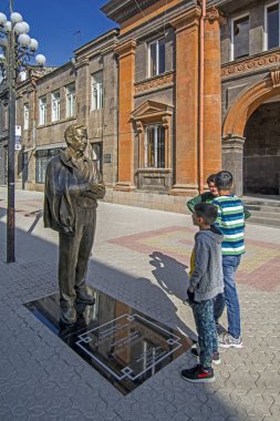 Gümrü, Ermenistan - 12 Ekim 2018: Genç çocukların ulusal kahraman, Ermenistan Kirk Abovyan sokak üzerinde bulunan Kerkorian bronz heykeli önünde