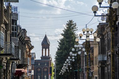 Gümrü, Ermenistan - 12 Ekim 2018: Perspektif görünümüne Abovyan Sokağı'ndan sonra 1988 deprem All kurtarıcıları kilise restore edilmiş