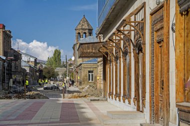 Aziz Nshan Kilisesi kubbe için perspektif görünüm Gümrü, Ermenistan'da Abovyan Sokağı'ndan. Eski ahşap cephe sağ ve sarı arka plan bulanık Tekdüzen işçilerin oyulmuş