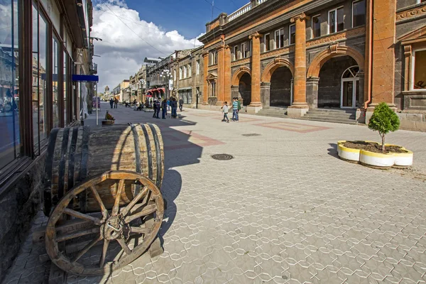 Barril Madeira Antigo Sobre Rodas Abovyan Street Gyumri Armênia Perspectiva — Fotografia de Stock