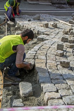 Gümrü, Ermenistan - 12 Ekim 2018: kaldırım taşları, Arnavut kaldırımı bloklar Abovyan Sokağı yol kaldırım üzerinde yükleme sanayi işçileri