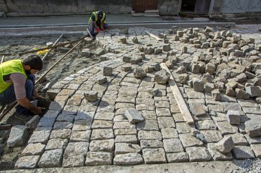 Gümrü, Ermenistan - 12 Ekim 2018: kaldırım taşları, Arnavut kaldırımı bloklar Abovyan Sokağı yol kaldırım üzerinde yükleme sanayi işçileri