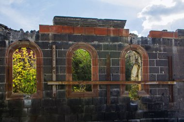 Cephe eski 1988 metal kiriş ile güçlendirilmiş binada deprem sonrası yok. Gümrü, Ermenistan