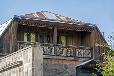 Eski taş Gümrü, Ermenistan'ın mavi gökyüzünün altında güzel ahşap balkon ile bina