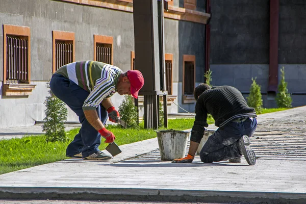 Gyumri Armenia October 2018 Industrial Workers Installing Pavement Rocks Cobblestone — Stock Photo, Image