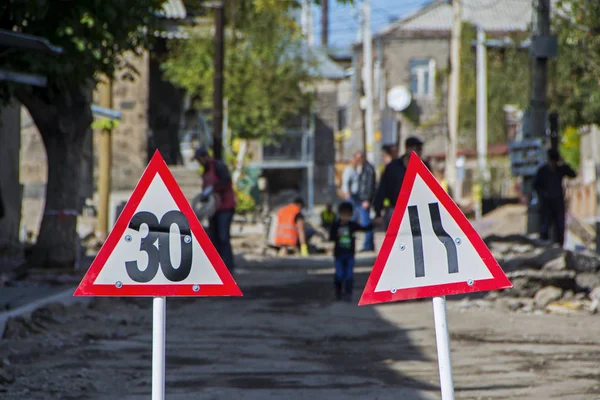 Egy Közúti Építkezésen Védi Figyelmeztető Jelek Munkavállalók Elmosódott Háttér Gyumri — Stock Fotó