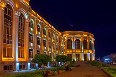 Gümrü, Ermenistan - 12 Ekim 2018: Işıklı Gümrü belediye binasına Vardanants geceleri kare