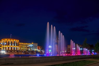 Gümrü, Ermenistan - 12 Ekim 2018: Vardanants Meydanı ışıklı çeşmeler, Gümrü Belediye Binası ve binalar ve anıt için Saint Vardan Mamikonian (anıt Avarayr savaş)