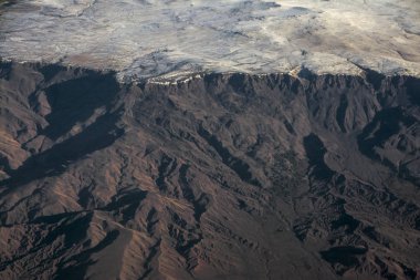 Dünya yüzeyinde soyut doğa desenli güzel hava görünümüne Dağları kar, kanyonları ve keskin kontrast kenar plato ile kaplı