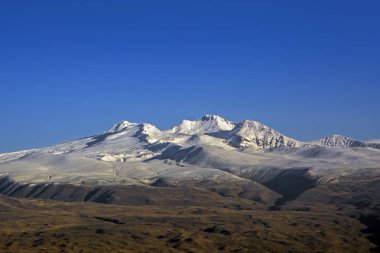 Sabahları Aragats Dağı havadan görünümü. Bir izole dört numaraya kadar yükseldi volkan massif ve Ermenistan (4,090 m en yüksek Dağı bu)