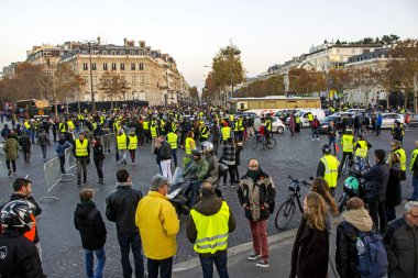 Paris, Fransa - 17 Kasım 2018: Sarı yelek insanlarda yakıt fiyat artışı bir saldırı sırasında göstermek