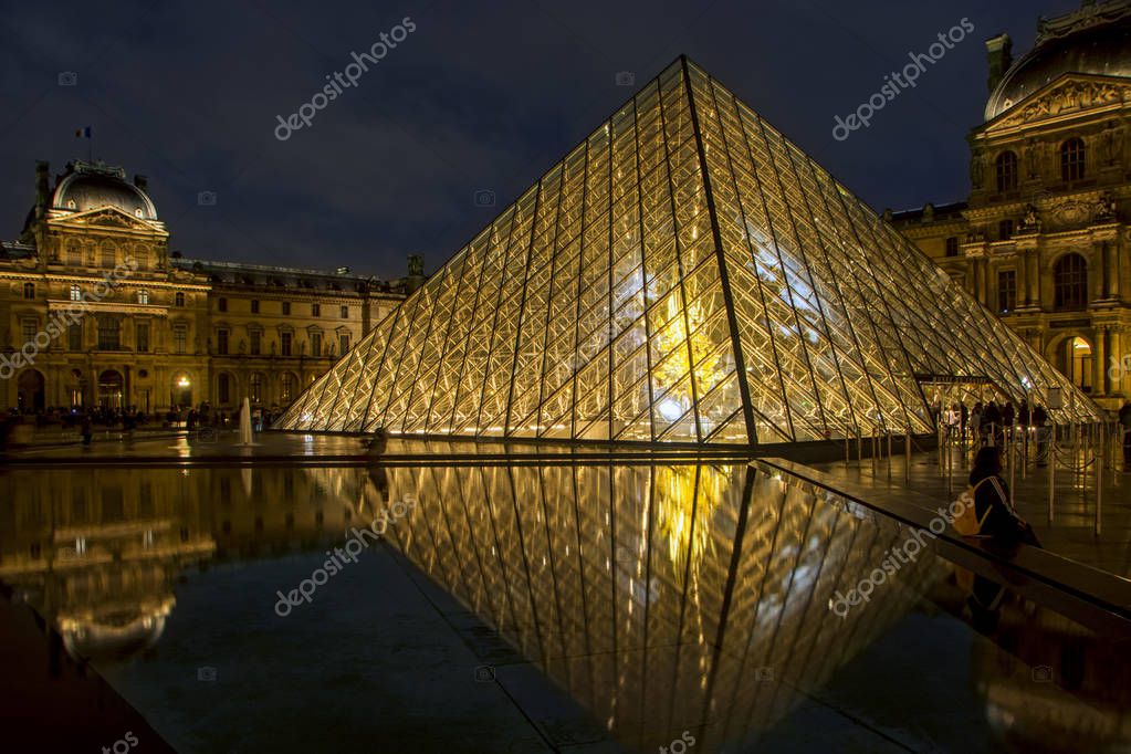 Pirámide Del Museo Del Louvre El museo del Louvre y la pirámide iluminada del Louvre por la noche se
