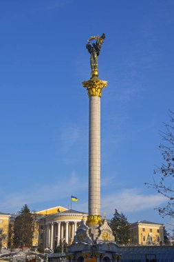 Yüksek beyaz mermer sütun ve üzerine altın süslemeleri ile bronz heykeli ile Bağımsızlık Anıtı. Kiev, Ukrayna, Kiev anıt kurucuları yakınındaki Khreschatyk sokak