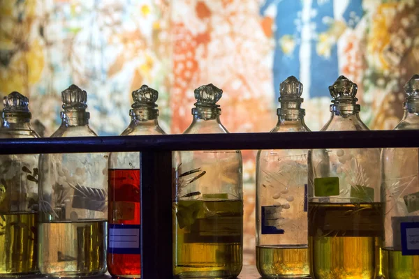 Primer Plano Las Botellas Aceites Esenciales Utilizados Fabricación Perfumes Muestra — Foto de Stock